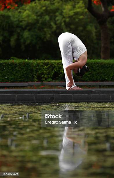 Yoga Reflexion Stockfoto und mehr Bilder von Aktiver Lebensstil - Aktiver Lebensstil, Asiatischer und Indischer Abstammung, Beugen