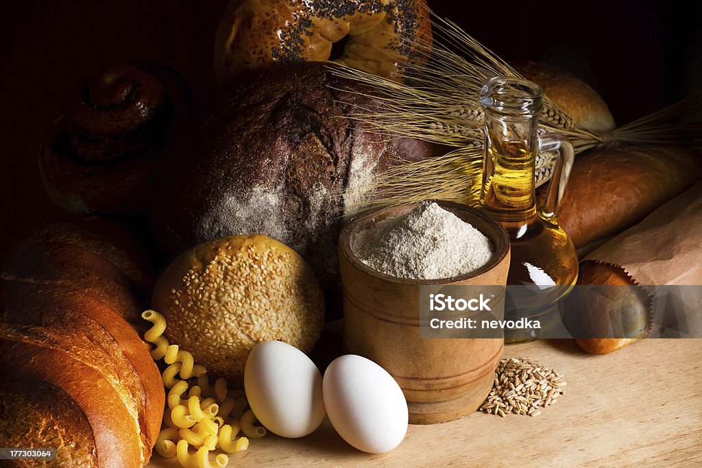 Cucinare il pane - Foto stock royalty-free di Alimentazione sana