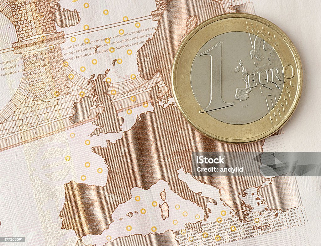 Монета 1 евро и банкноты которых карта Европы - Стоковые фото 10 евро роялти-фри