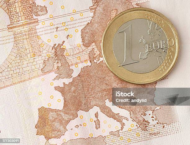 Монета 1 Евро И Банкноты Которых Карта Европы — стоковые фотографии и другие картинки 10 евро - 10 евро, Eurogroup, Банковское дело