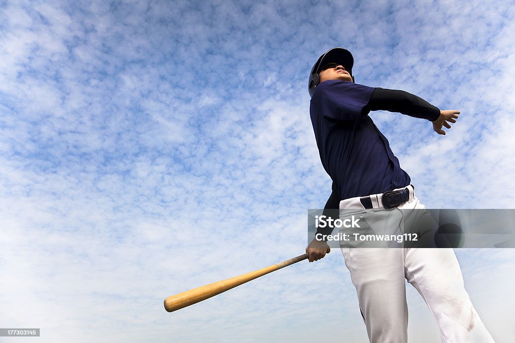 Joueur de baseball de prendre une balançoire avec fond nuage - Photo de Coup de circuit libre de droits