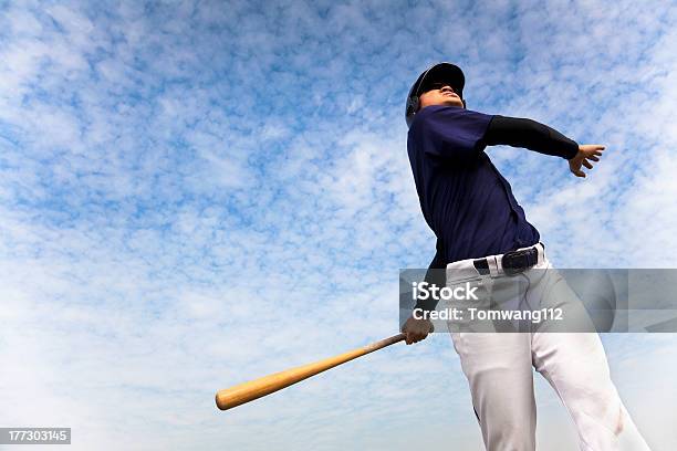 Baseballista Przyjmowanie Wiszące Z Chmura Tła - zdjęcia stockowe i więcej obrazów Home Run - Home Run, Baseball, Chmura
