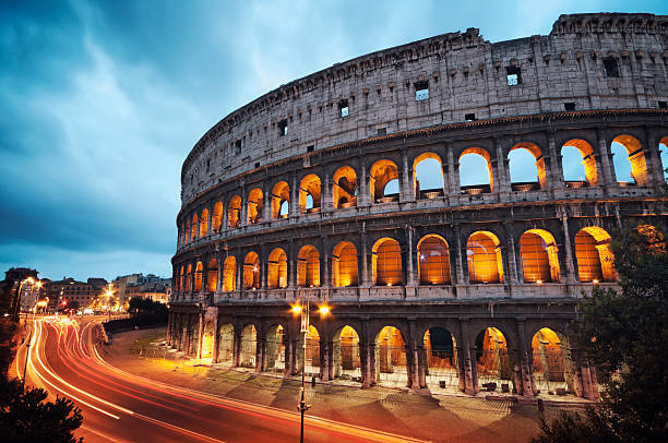 coliseo en la noche, roma-italia. - rome fotografías e imágenes de stock