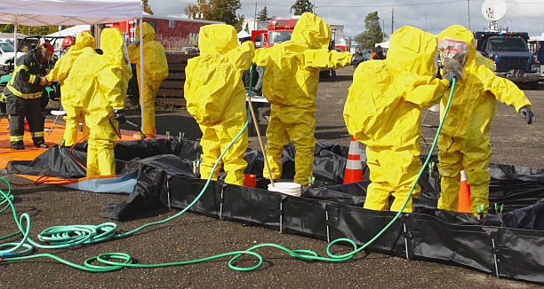 hazmat teammitglieder auf, 2 - radiation protection suit toxic waste protective suit cleaning stock-fotos und bilder