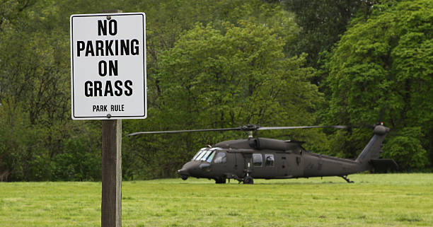 Sem estacionamento No Helicóptero de Relva - fotografia de stock