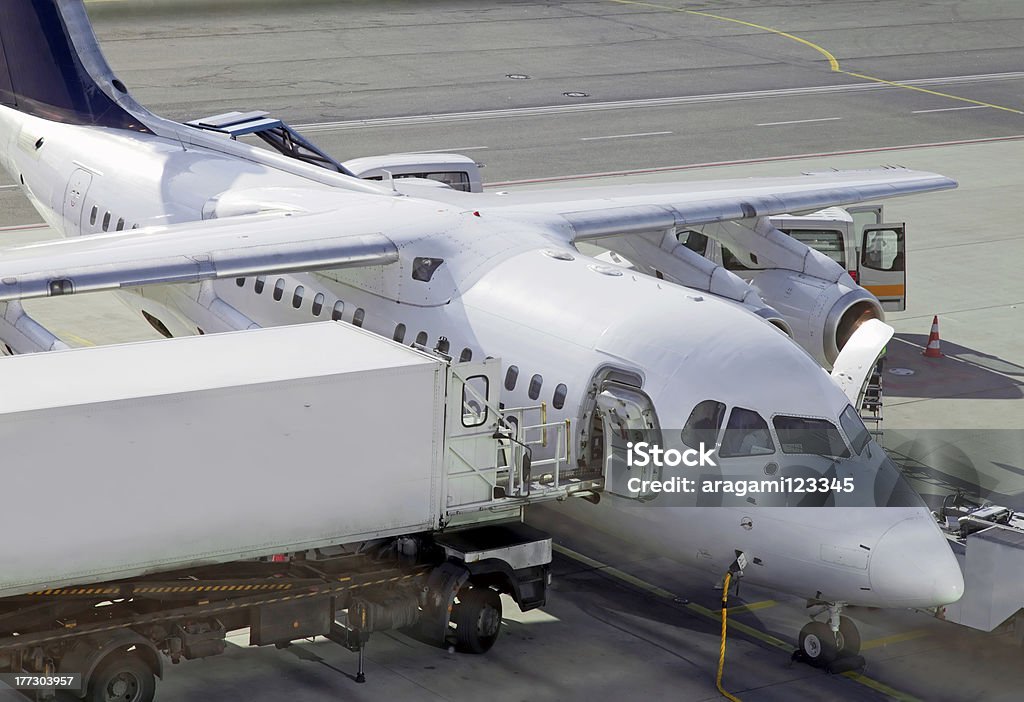 Aviones en airfield prepairing para el vuelo - Foto de stock de Aeropuerto libre de derechos