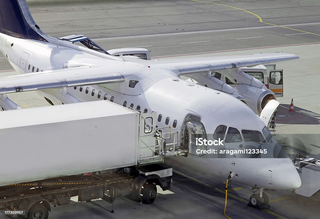 飛行場、航空機に prepairing のフライト - エンジンのロイヤリティフリーストックフォト
