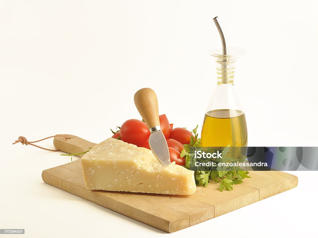 アイテムのパルメザンチーズ - オリーブ油のロイヤリティフリーストックフォト