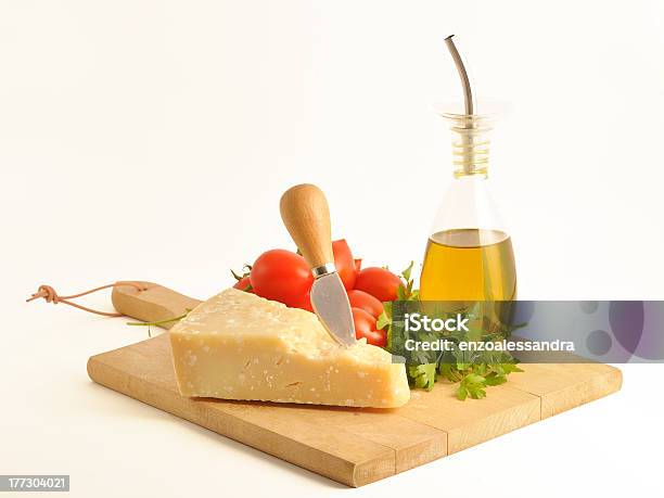 Pedaço De Parmesão - Fotografias de stock e mais imagens de Alimentação Saudável - Alimentação Saudável, Azeite, Branco