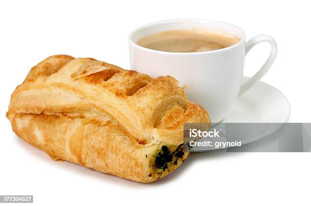 Caffè In Tazza Di Caffè E Un Croissant - Fotografie stock e altre immagini di Bibita - Bibita, Biscotto secco, Brioche - Dolci