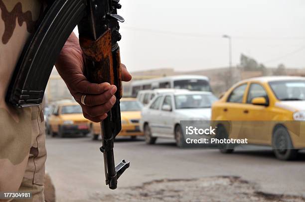 Irakischen Soldaten Im Straßensperre Stockfoto und mehr Bilder von Irak-Krieg 2003-2011 - Irak-Krieg 2003-2011, Bagdad, Auto