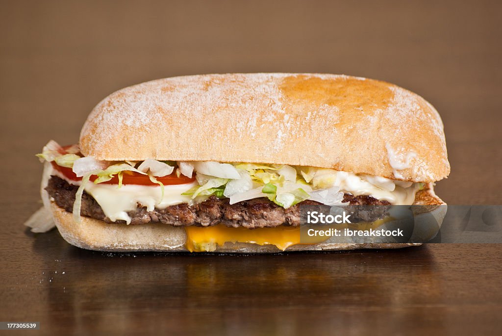 Leckere hamburger auf einem hausgemachten roll - Lizenzfrei Baguette-Sandwich Stock-Foto