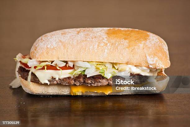 Delicioso Hambúrguer Com Um Rolo Feito Em Casa - Fotografias de stock e mais imagens de Mostarda - Tempero - Mostarda - Tempero, Sandes submarino, Alimentação Não-saudável