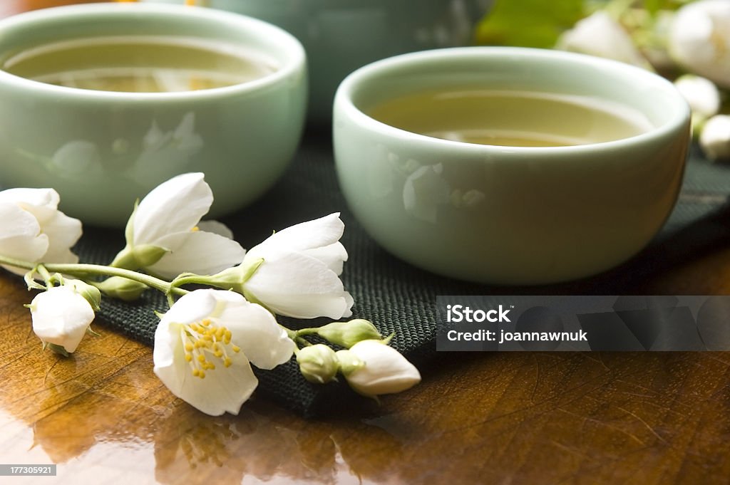 Té verde con jasmine en cup y tetera - Foto de stock de Bebida libre de derechos