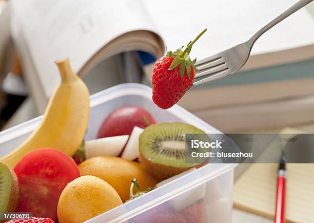 Estudiantes Complemento De Vitamina Foto de stock y más banco de imágenes de Alimento - Alimento, Caja, Comida del mediodía