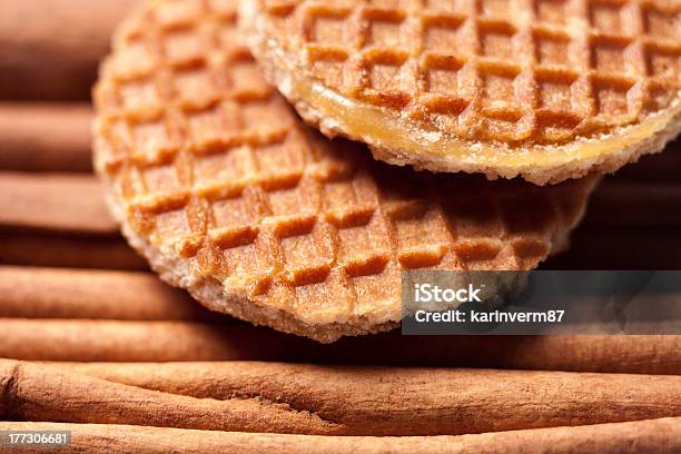 쿠키 와플 Treacle On 시나몬 스틱 허브 네덜란드어stroopwafels 갈색에 대한 스톡 사진 및 기타 이미지 - 갈색, 개체 그룹, 계피