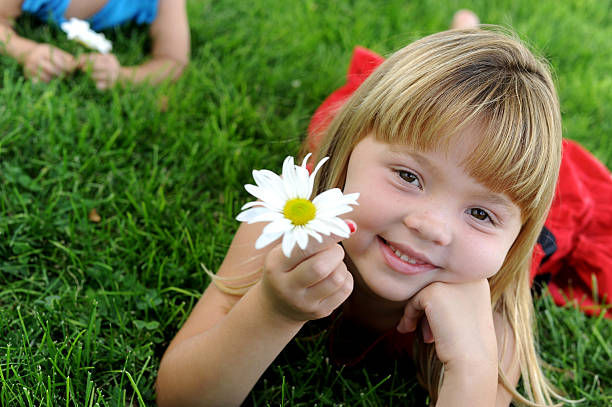 istock Little Girl With Daisy 177306694