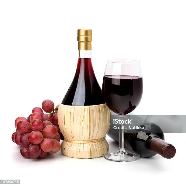 Foto de Total Taça De Vinho Tinto Copo E As Uvas Garrafa e mais fotos de stock de Alimentação Saudável - Alimentação Saudável, Bebida, Bebida alcoólica