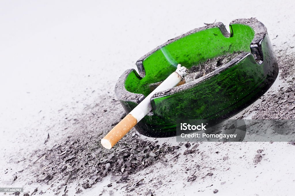 Cinzeiro Verde com um cigarro defumado - Foto de stock de Autoflagelo royalty-free