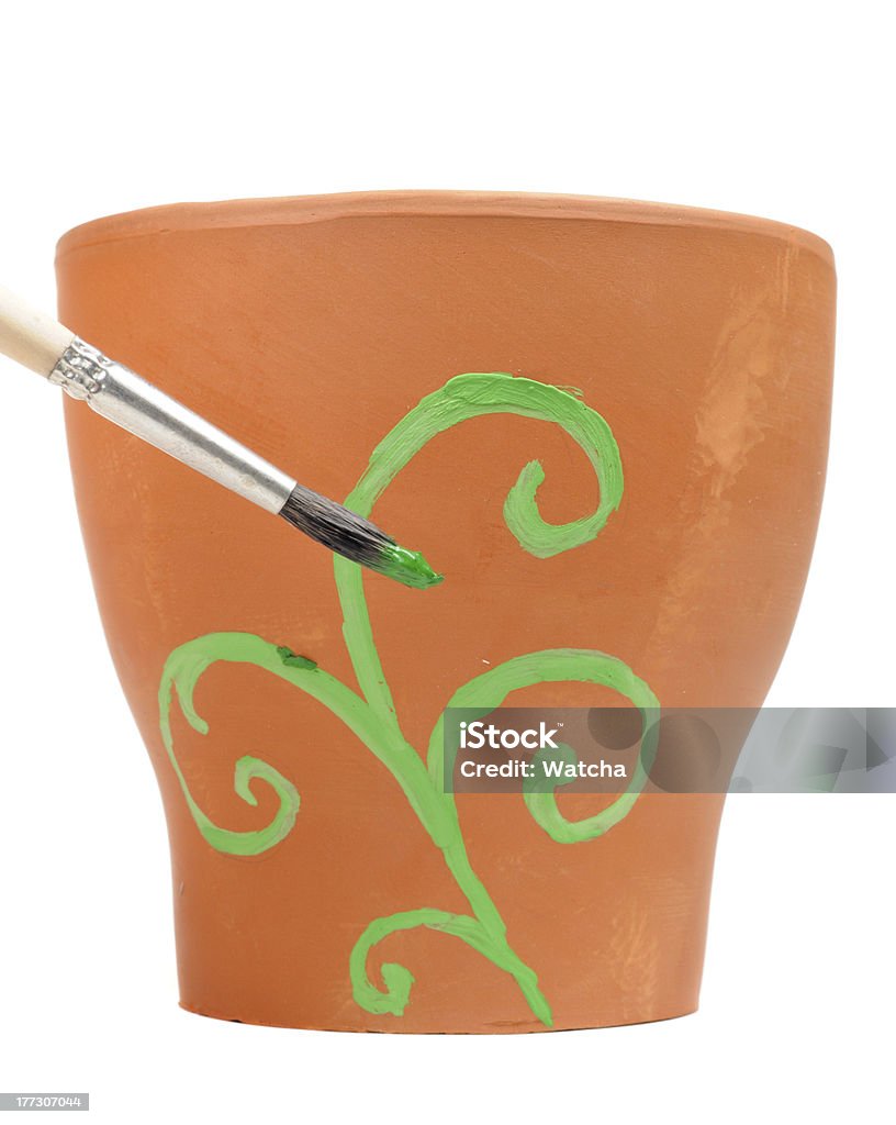 Brosse peindre un ornement fleur Pot en argile - Photo de Activité libre de droits