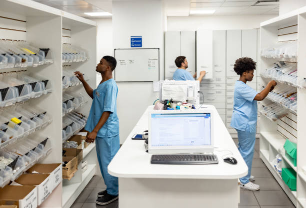 enfermeras buscando medicamentos en la farmacia del hospital - pharmacy medicine pharmacist storage room fotografías e imágenes de stock