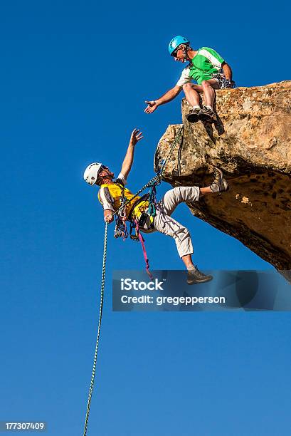 Klettern Team Auf Dem Gipfel Stockfoto und mehr Bilder von Abenteuer - Abenteuer, Abseilen, Am Rand