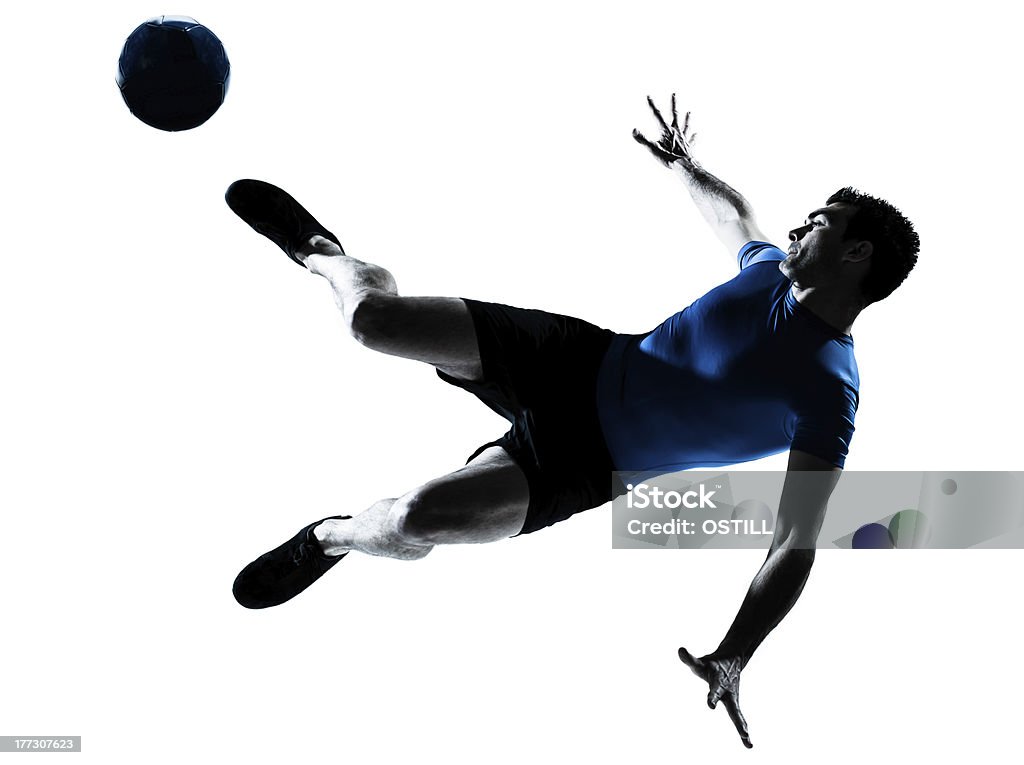 Jogador de futebol de futebol homem voando chutando - Foto de stock de Adulto royalty-free