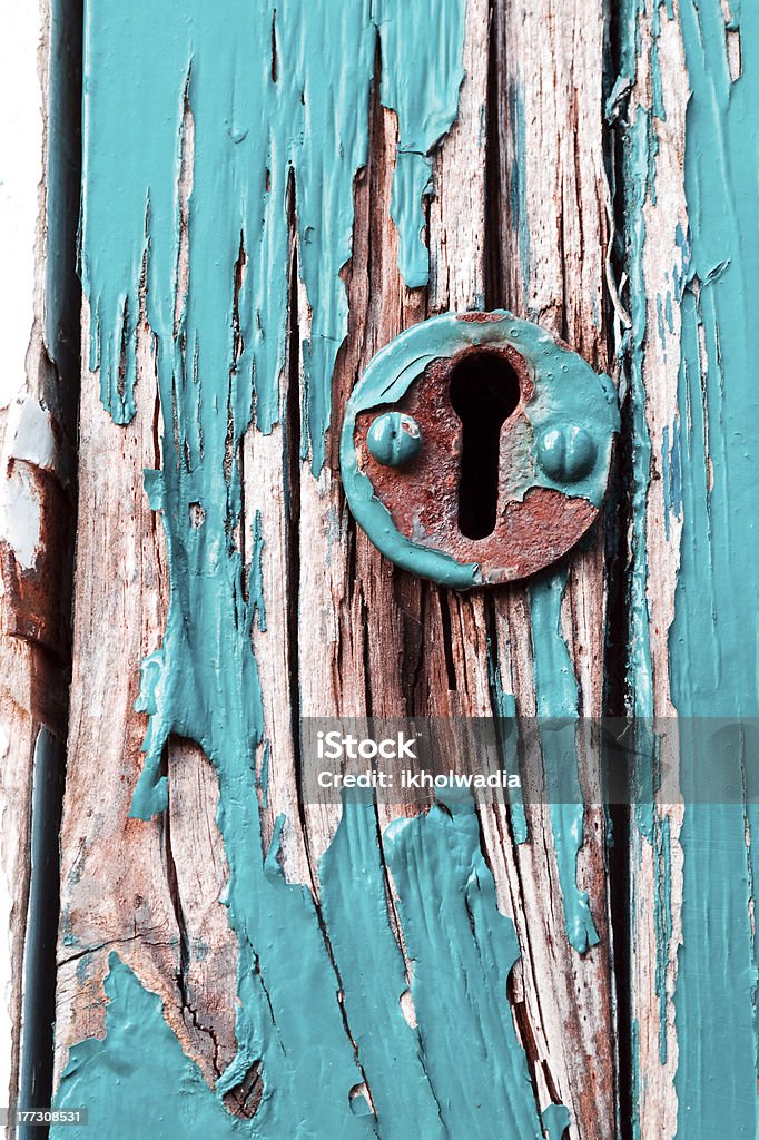 Ouverture goutte d'eau sur rotten porte en bois - Photo de Bleu libre de droits