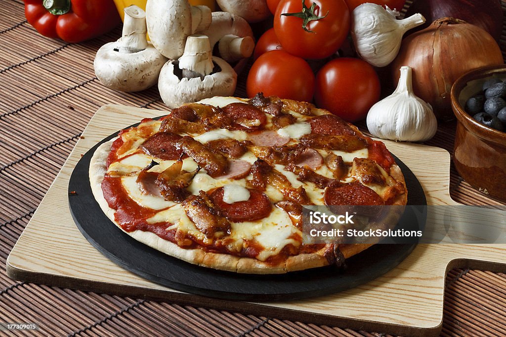 스톤 구은 고기류 포식하기 고메 피자 - 로열티 프리 피자 스톡 사진
