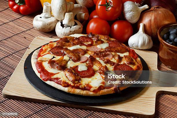 스톤 구은 고기류 포식하기 고메 피자 피자에 대한 스톡 사진 및 기타 이미지 - 피자, 바비큐 치킨, 치킨 티카