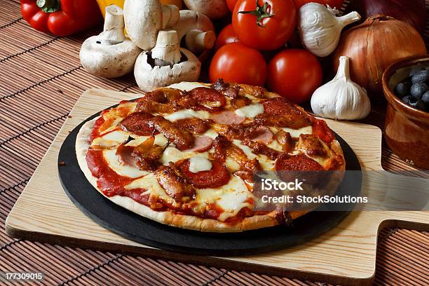 Foto de Pedra De Carne Gourmet Pizza Assada Banquete e mais fotos de stock de Pizza - Pizza, Frango Tikka, Frango de Churrasco