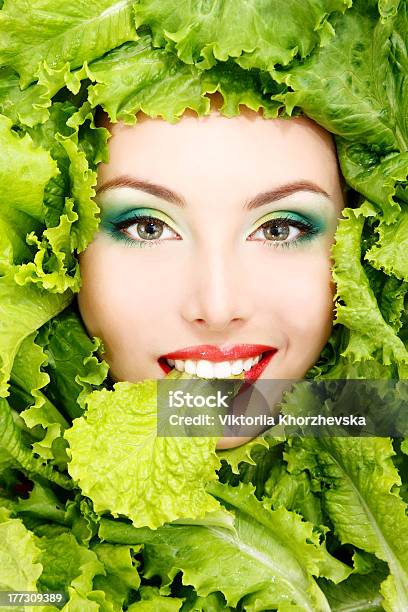 Rosto Feminino Com Verde Fresco Folhas De Alface - Fotografias de stock e mais imagens de Adulto - Adulto, Alface, Alimentação Saudável