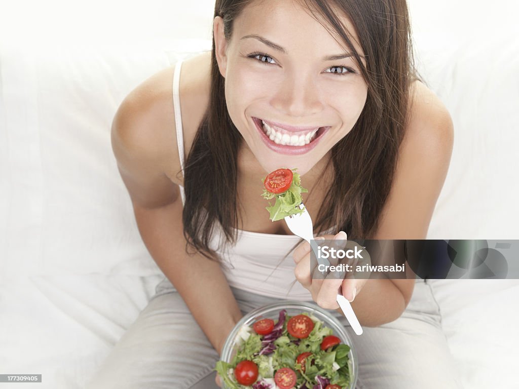 Retrato de chica comiendo ensalada saludable - Foto de stock de 20 a 29 años libre de derechos