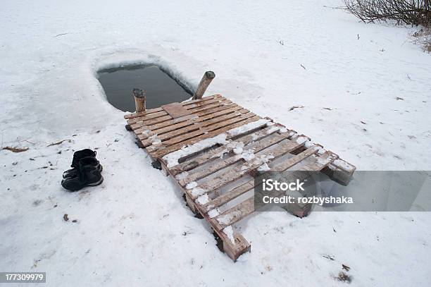 Льдаотверстий — стоковые фотографии и другие картинки Лёд - Лёд, Прыжки в воду, Taking the plunge - английское выражение