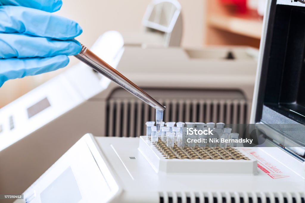 Caricamento dei campioni per PCR DNA - Foto stock royalty-free di DNA