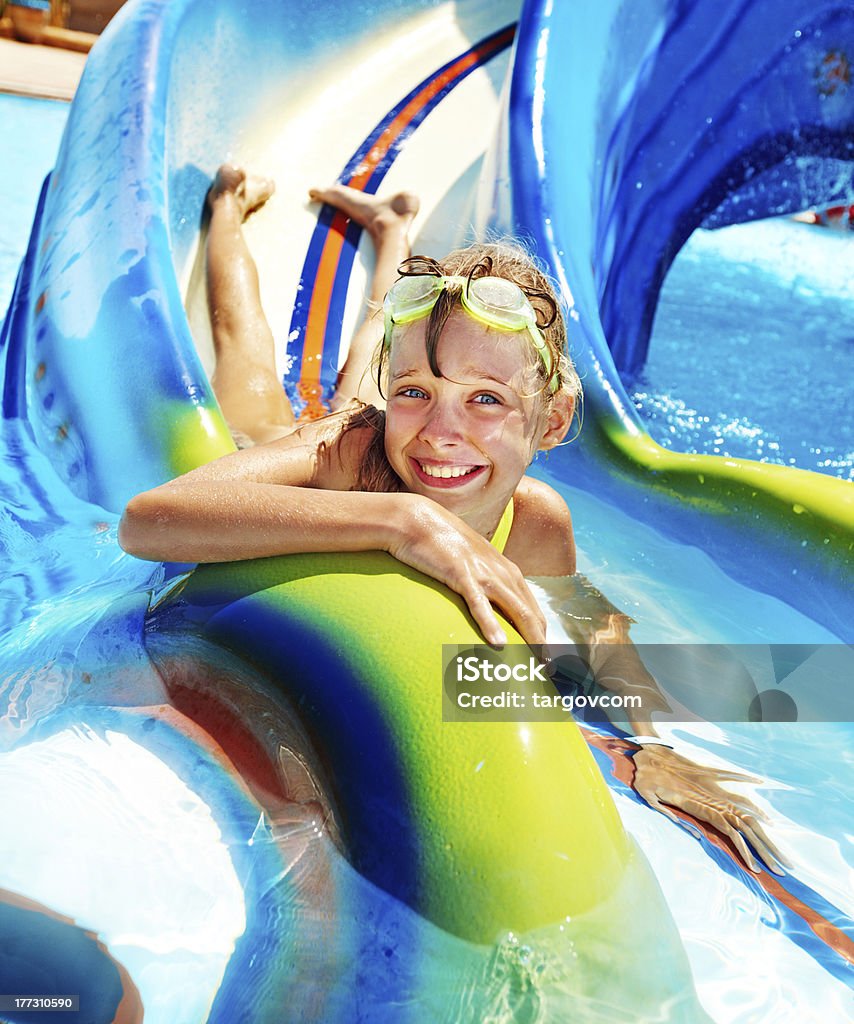 Criança na água slide em aquapark. - Royalty-free Parque Aquático Foto de stock