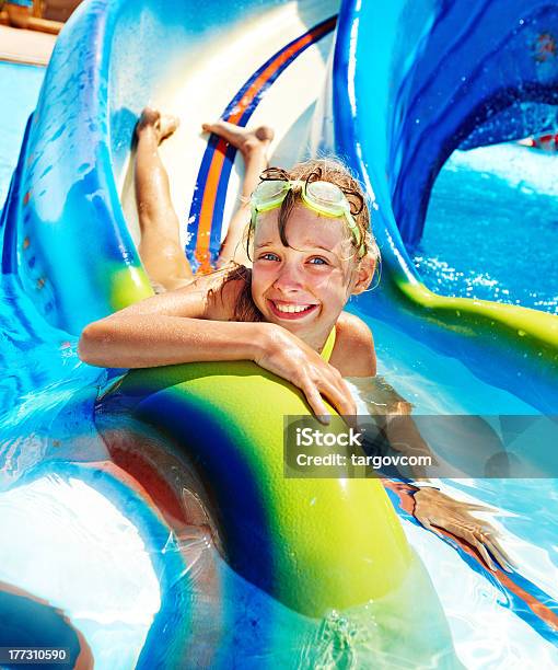 Criança Na Água Slide Em Aquapark - Fotografias de stock e mais imagens de Parque Aquático - Parque Aquático, Escorrega de Água, Criança