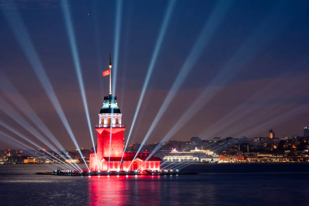 lights at maiden's tower in istanbul, turkey - 處女之塔 個照片及圖片檔