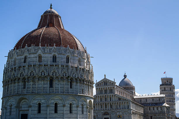 Batistério, Catedral de Pisa e a torre. - foto de acervo