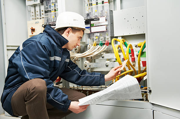 電気技師チェックケーブル電源ライン - maintenance engineer 写真 ストックフォトと画像