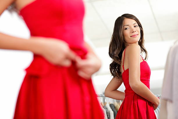 chica vestido de prueba - probador establecimiento comercial fotografías e imágenes de stock