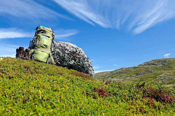 Mochila e calçados para caminhada - foto de acervo