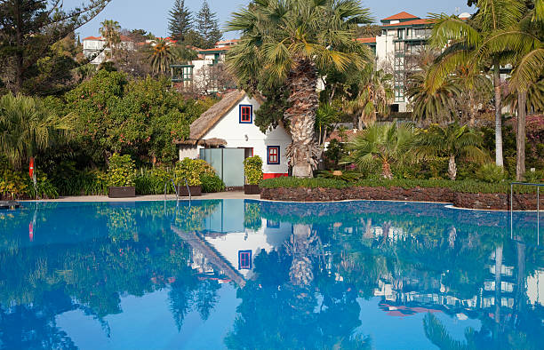 piscine de l'hôtel - madeira funchal house cottage photos et images de collection