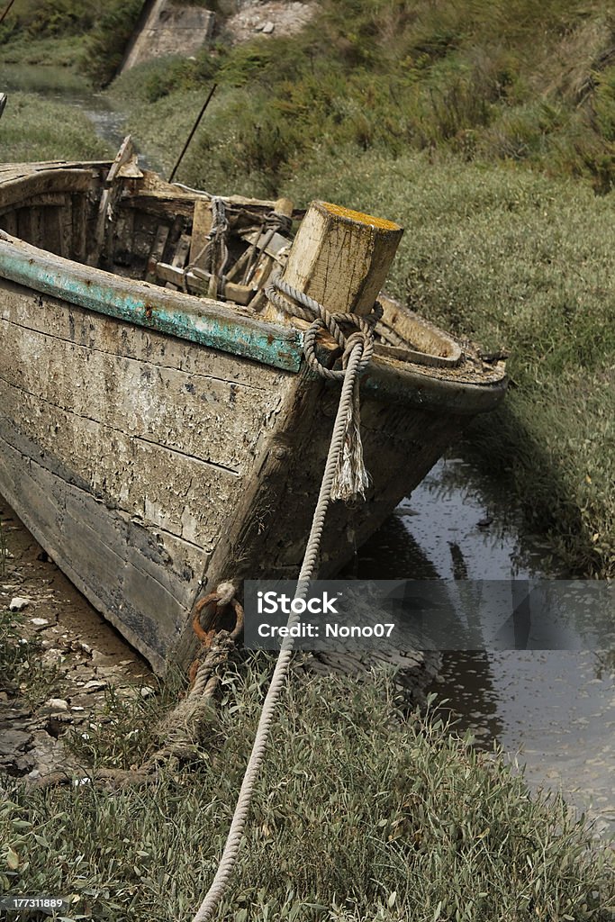 Vieux bateau de pêche à proximité de la canal - Photo de Attacher libre de droits