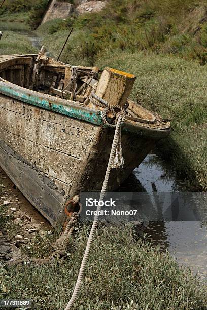 De Pesca Barco Perto De Um Canal - Fotografias de stock e mais imagens de Amarrar - Amarrar, Apertar, Barco a Remos