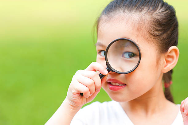 알바니와 - low scale magnification magnifying glass glass child 뉴스 사진 이미지
