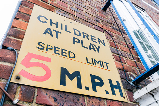 Sign warning drivers that children are at play, and enforcing a 5mph speed limit.