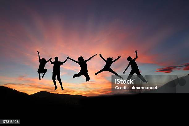 Silhueta De Amigos - Fotografias de stock e mais imagens de Saltar - Saltar, Pôr-do-sol, Dançar