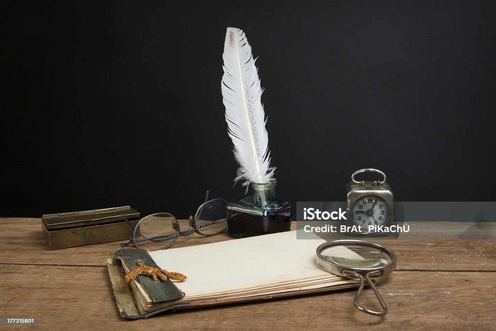 Old Bloc de notas, quill, inkwell, lupa, vintage reloj, gafas - Foto de stock de Abstracto libre de derechos