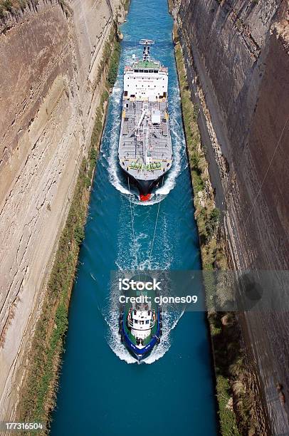 Photo libre de droit de Bateaux Sur Le Canal De Corinthe banque d'images et plus d'images libres de droit de Canal - Eau vive - Canal - Eau vive, Indiana, Remorqueur